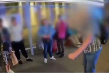 Я люблю Путіна!: п'яний росіянин влаштував дебош у Варшаві (відео)