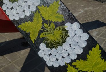 Розмальовані протитанкові їжаки та клумба-байрактар: як Київ готується до Дня Незалежності (фото, відео)