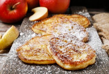 Пышные яблочные оладьи: 3 беспроигрышных рецепта и полезные советы