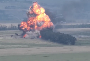 Бойцы 30-й бригады устроили фейерверк из российского танка на Харьковщине: яркое видео