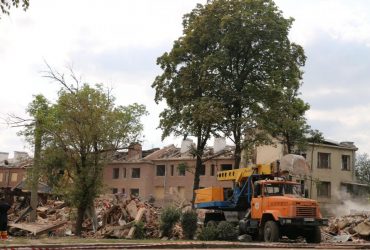 ДСНС: у Харкові з-під завалів зруйнованої окупантом триповерхівки дістали тіла 15 загиблих