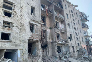 РФ вдарила по багатоповерхівці у Вознесенську, серед поранених - діти (фото)