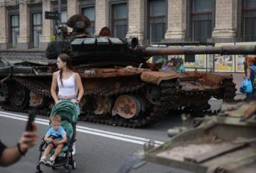 На Крещатике устроили парад российской военной техники (фото, видео)