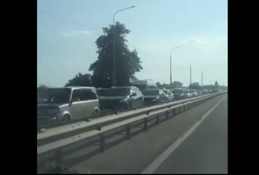 Росіяни тікають із Севастополя: кілометрові затори у Криму показали на відео