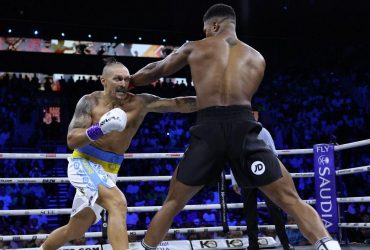 Важная и нужная победа: Зеленский поздравил Усика с защитой титула