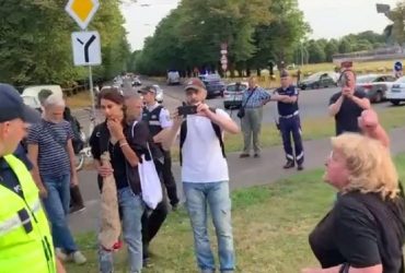 У Латвії росіяни влаштували істерику через знесення радянського пам'ятника (відео)