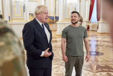 Зеленський і Джонсон погасили поштову марку Вільні, Незламні та Непереможні!