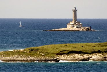 В Хорватии туристам предлагают заночевать на острове с маяком меньше чем за 20 евро