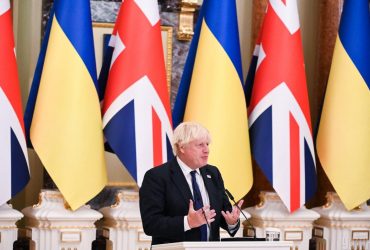 Джонсон про Росію: не можна проводити переговори з ведмедем, який їсть вашу ногу