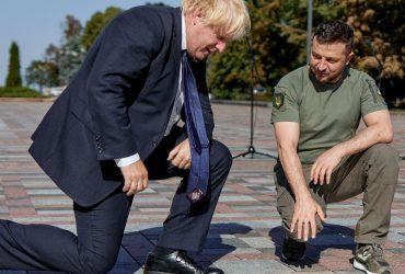 Имя Бориса Джонсона появилось на Аллее смелости в Киеве (фото)