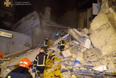 В центре Львова среди ночи обрушился дом (фоторепортаж)