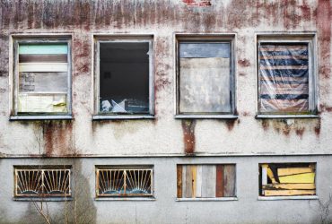 Взрывом выбило стекла: как быстро собрать осколки и чем закрыть окно