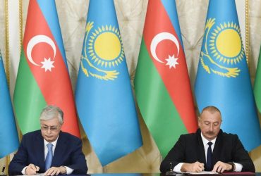 Президенти Азербайджану та Казахстану під час зустрічі відмовилися спілкуватися російською