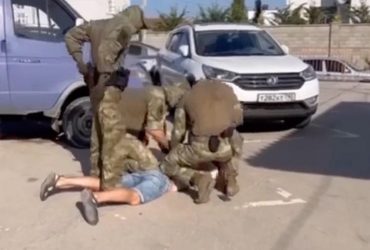 В Криму окупанти затримали чоловіка за українську пісню (відео)