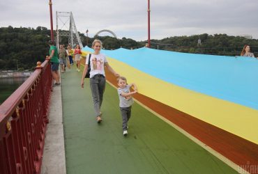 В Киеве развернули над Днепром 400-метровый флаг для единства берегов (фоторепортаж, видео)