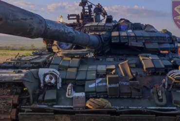 Українські десантники показали новий трофей - парадний Т-80 окупантів (відео)
