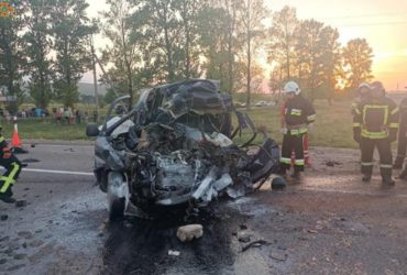 На Прикарпатті зіткнулися рейсовий автобус та легковик: є жертва та 16 госпіталізованих (фото)