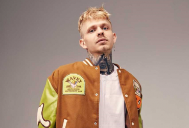 Вася Демчук, який розірвав чарти треком з Каменських, розчулив новою любовною піснею (відео)