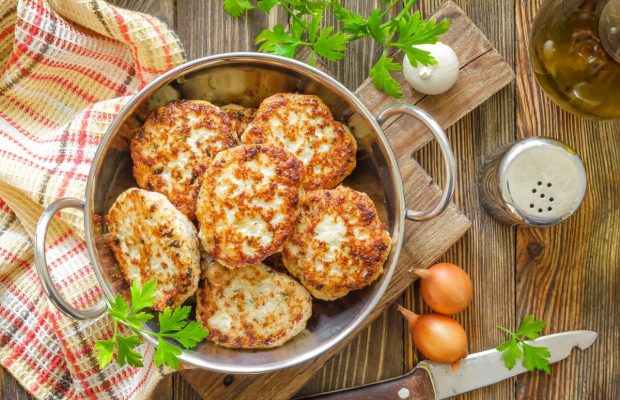 На вкус не отличишь: чем заменить хлеб в котлетах бюджетно