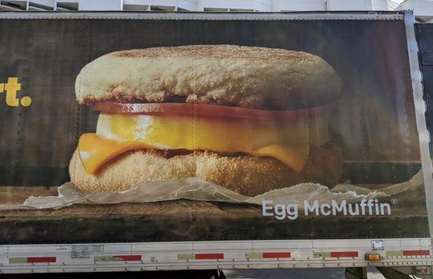 Туриста оштрафували майже на 2 тисячі доларів за "контрабанду" сніданку з Mcdonald's