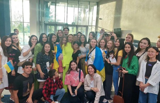 Отбирали флаги и требовали стереть символику: на благотворительном концерте в Казахстане произошла стычка (видео)