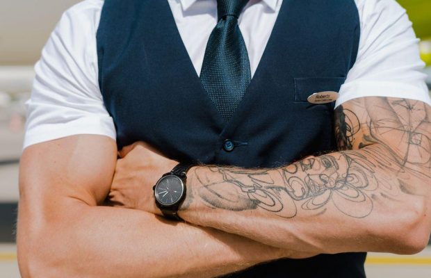 Латвийская авиакомпания первой в Европе разрешила экипажам самолетов пирсинг и тату