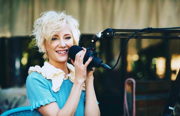 Голливудскую актрису после ДТП достали из горящего авто: ее состояние критическое (видео)