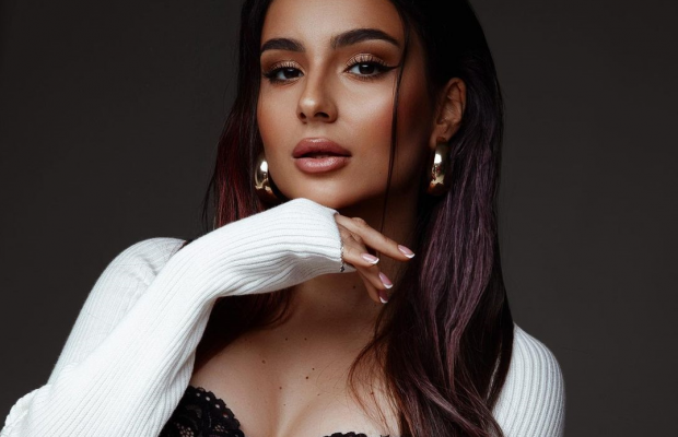 Анна Трінчер без білизни показала свої татуювання (фото)