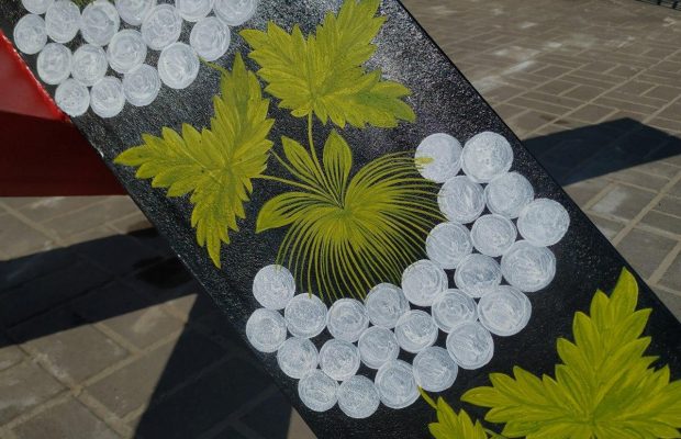 Розмальовані протитанкові їжаки та клумба-байрактар: як Київ готується до Дня Незалежності (фото, відео)