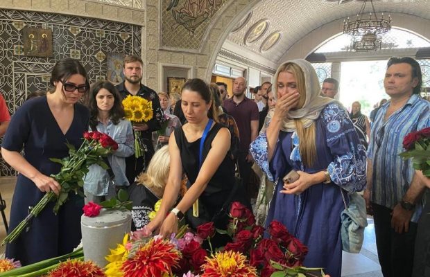 Ольга Сумская разрыдалась возле праха Русланы Писанки (фото)