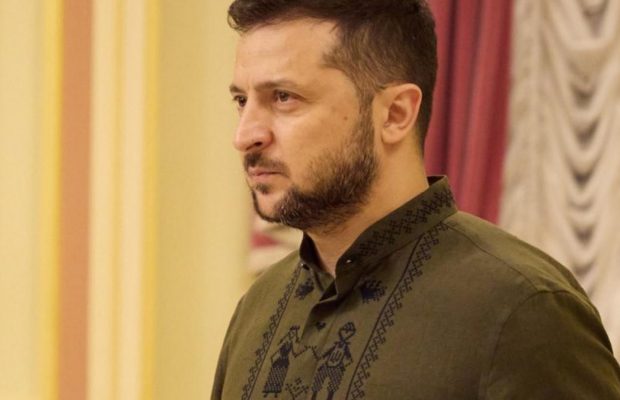 Вишиванка з танками та БТР: Зеленський вразив мілітарі-образом (фото)