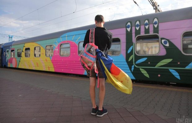 "Діти їдуть на відпочинок в Карпати": в УЗ пояснили відсутність квитків на поїзди влітку