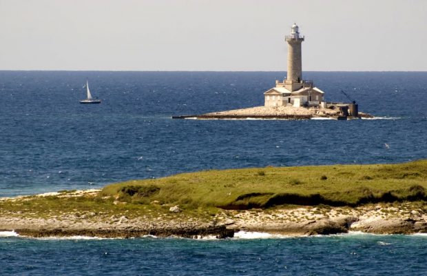 У Хорватії туристам пропонують заночувати на острові з маяком менше ніж за 20 євро
