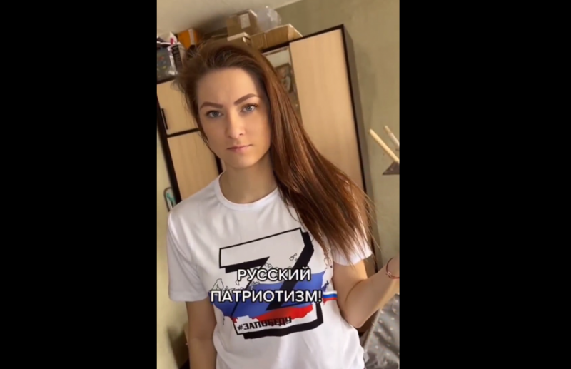 Россияне снимают видео под украинские песни / Скриншот Россияне снимают видео под украинские песни / Скриншот