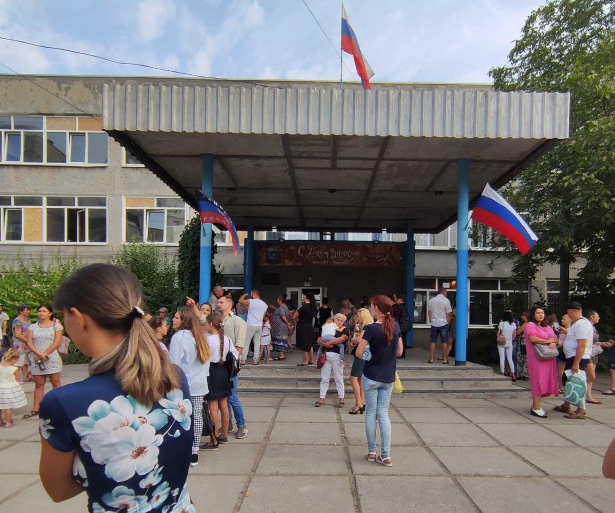 У Маріуполі дітей змушують вчити російський гімн / фото Петро Андрющенко У Маріуполі дітей змушують вчити російський гімн / фото Петро Андрющенко