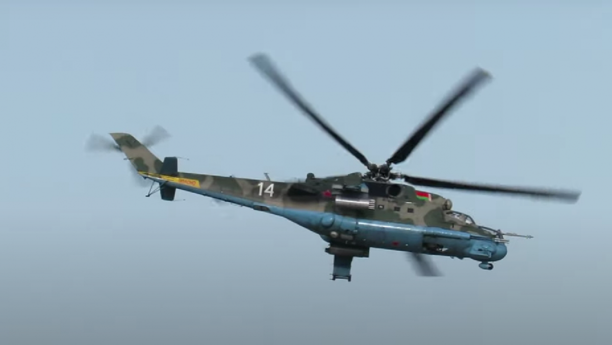 Білоруський Мі-24 збив дрона, який летів в Україну / скриншот Білоруський Мі-24 збив дрона, який летів в Україну / скриншот