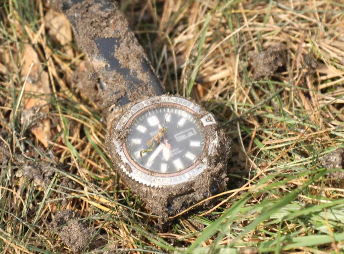 Вбитий був одягнутий у високі чоботи, мав при собі годинник марки «Seiko» / фото t.me/andrii_nebytov Вбитий був одягнутий у високі чоботи, мав при собі годинник марки «Seiko» / фото t.me/andrii_nebytov