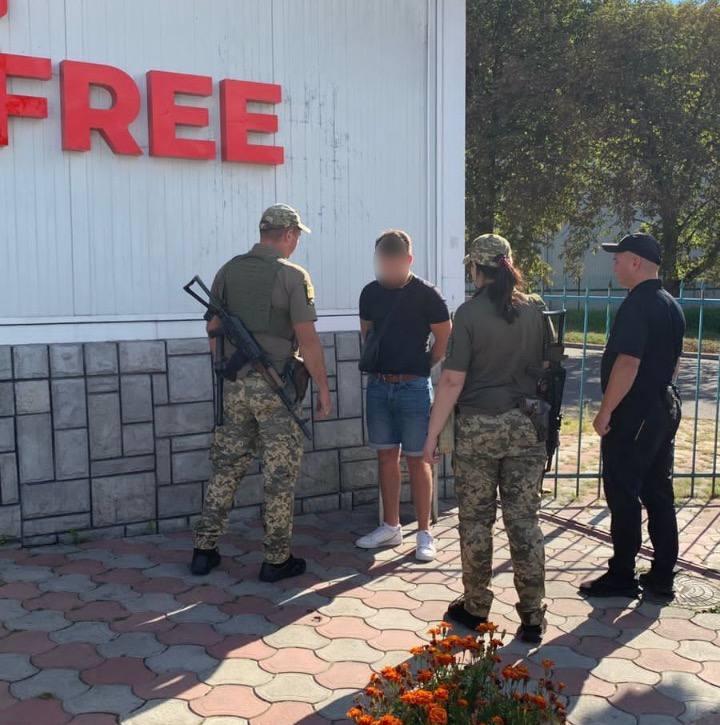 Чоловіки намагалися безпідставно виїхати до Польщі \ фото ДПСУ Чоловіки намагалися безпідставно виїхати до Польщі \ фото ДПСУ