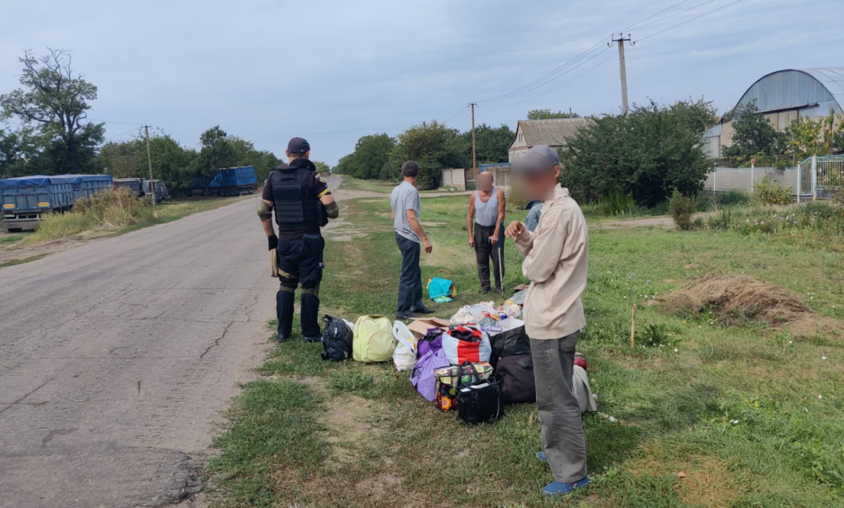 Люди тікають з окупації / фото Нацполіція Люди тікають з окупації / фото Нацполіція