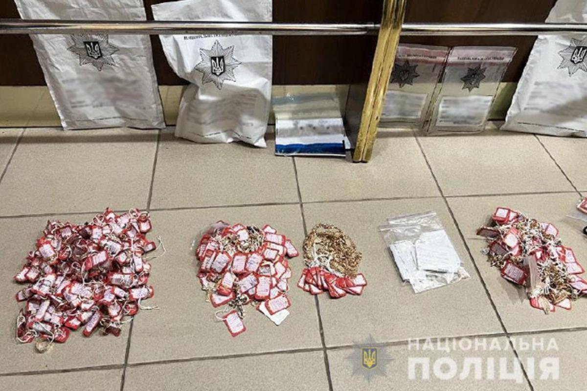 На Черниговщине задержали мужчин, которые украли много украшений / фото npu.gov.ua На Черниговщине задержали мужчин, которые украли много украшений / фото npu.gov.ua