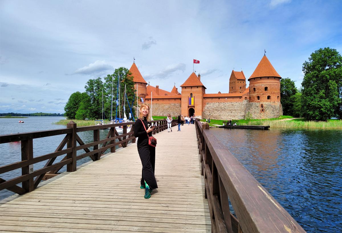 Огромный флаг Украины на входе в Тракайский замок / фото Марина Григоренко