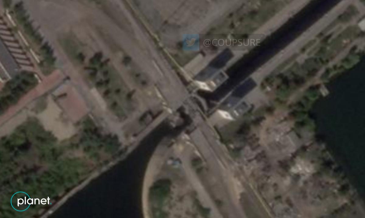 ЗСУ знищили автомобільний міст у Новій Каховці / фото twitter.com/COUPSURE ЗСУ знищили автомобільний міст у Новій Каховці / фото twitter.com/COUPSURE