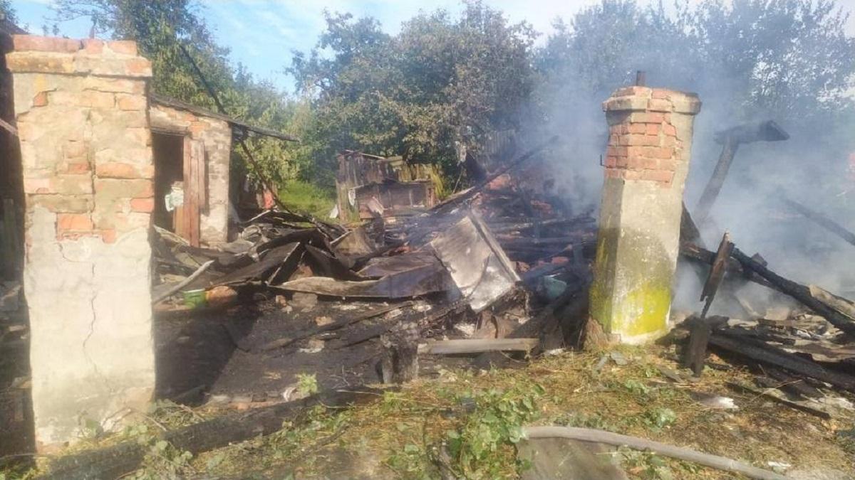 Внаслідок обстрілів пошкоджено житлові будинки та господарчі будівлі / фото t.me/chernigivskaODA Внаслідок обстрілів пошкоджено житлові будинки та господарчі будівлі / фото t.me/chernigivskaODA
