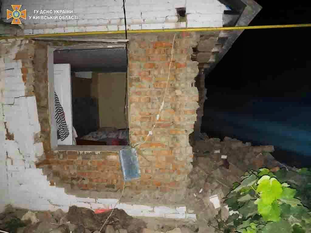 Травми отримали дві жінки 1973 та 1994 року народження / фото ДСНС Київщини Травми отримали дві жінки 1973 та 1994 року народження / фото ДСНС Київщини