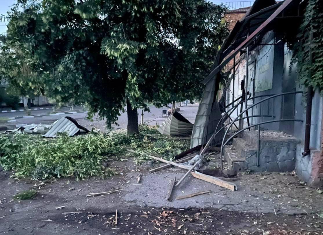 У Нікополі пошкоджені до десяти приватних будинків та багатоповерхівка / фото t.me/dnipropetrovskaODA У Нікополі пошкоджені до десяти приватних будинків та багатоповерхівка / фото t.me/dnipropetrovskaODA