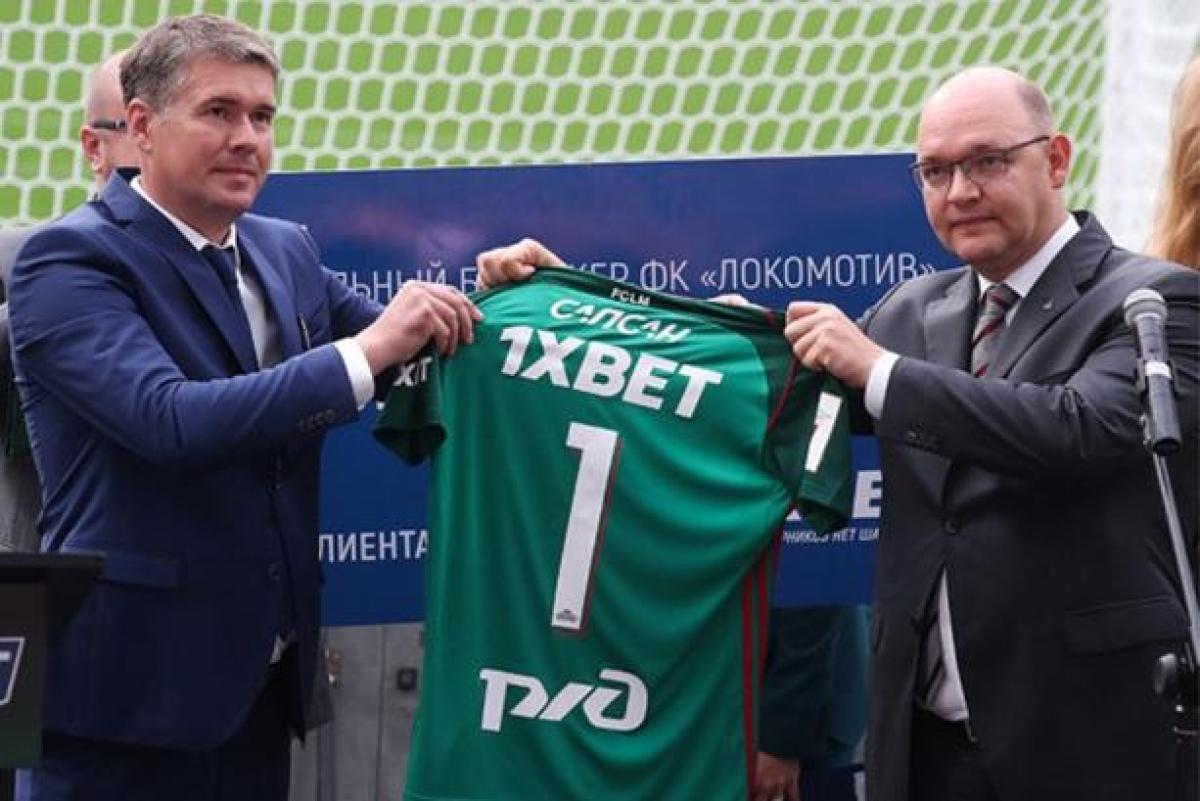 Гендиректор ТОВ "Букмекер Паб" Микола Хомченко (ліворуч) та президент ФК ”Локомотив” Ілля Геркус (праворуч) презентують нову форму команди з логотипом 1xBet Гендиректор ТОВ "Букмекер Паб" Микола Хомченко (ліворуч) та президент ФК ”Локомотив” Ілля Геркус (праворуч) презентують нову форму команди з логотипом 1xBet