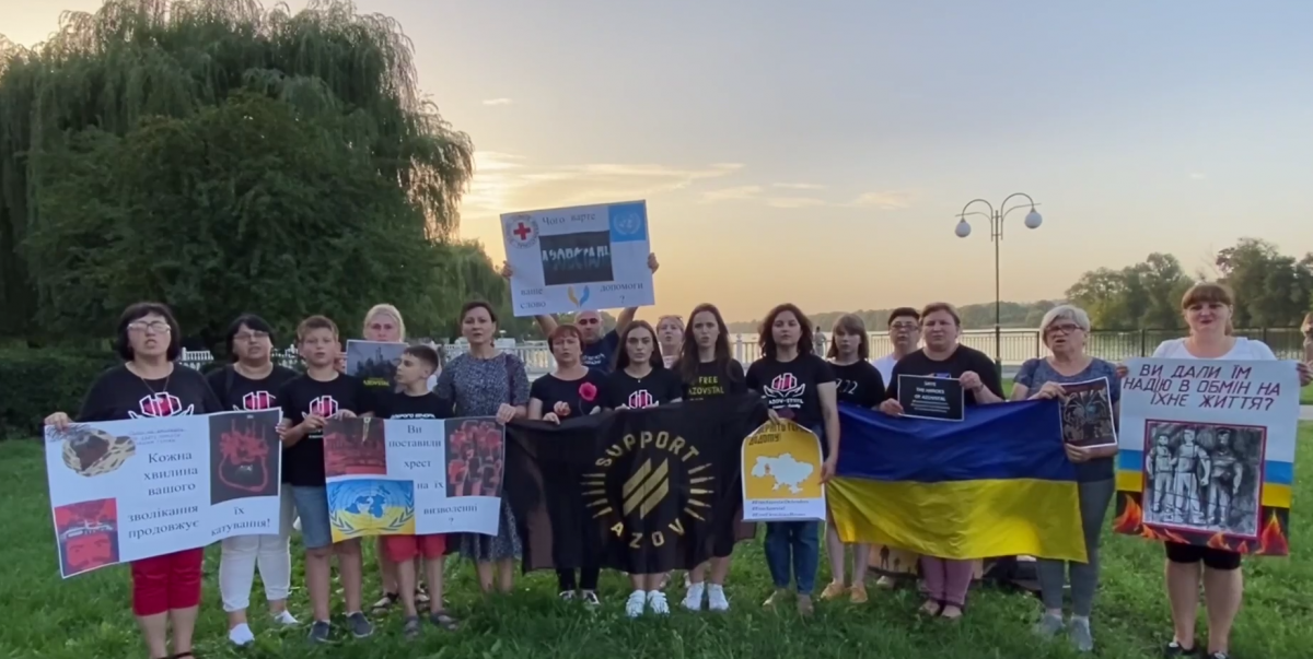 Родини захисників "Азовсталі" закликають світ не допустити судилища / скриншот Родини захисників "Азовсталі" закликають світ не допустити судилища / скриншот