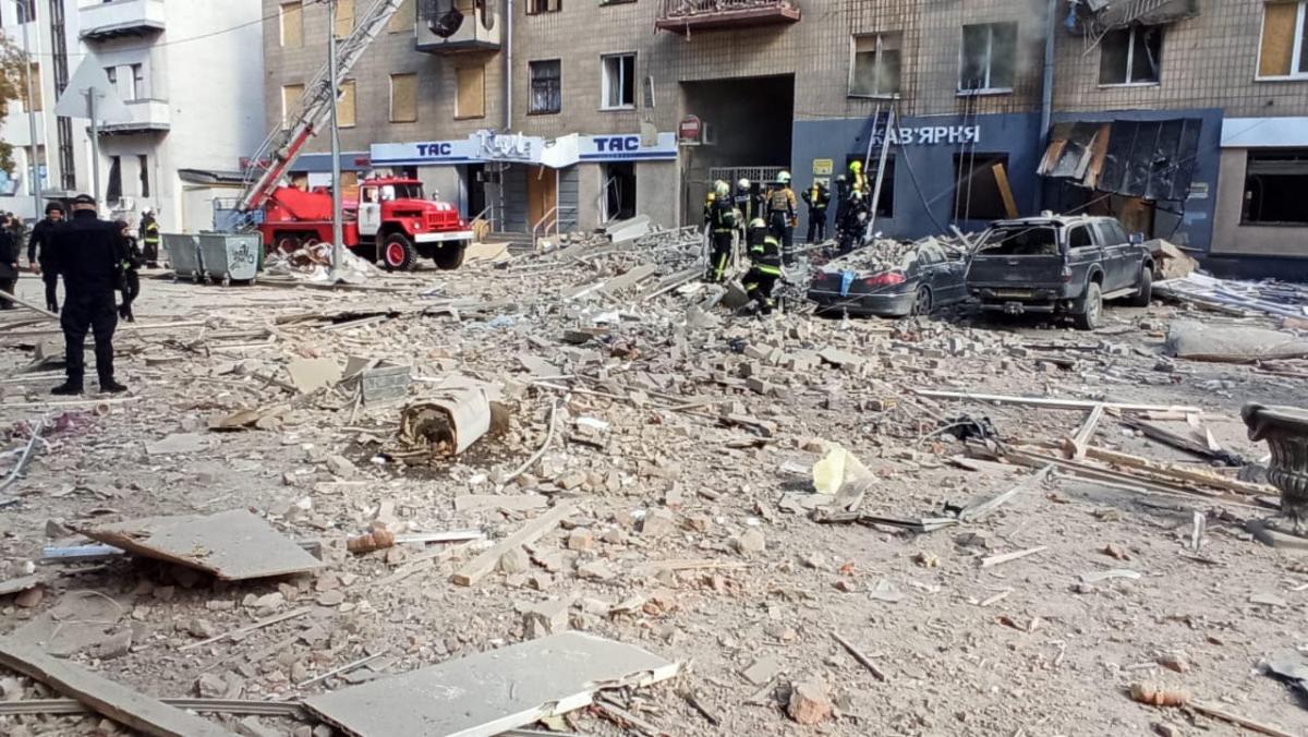 Россияне попали в жилой дом в Харькове / фото Владимир Тимошко Россияне попали в жилой дом в Харькове / фото Владимир Тимошко