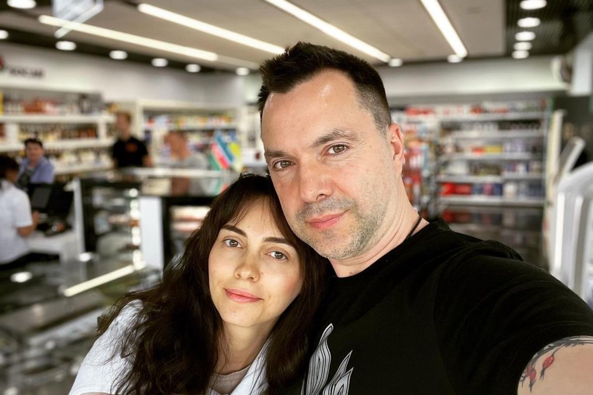 Алексей Арестович с женой Анастасией / фото instagram.com/alexey.arestovich Алексей Арестович с женой Анастасией / фото instagram.com/alexey.arestovich