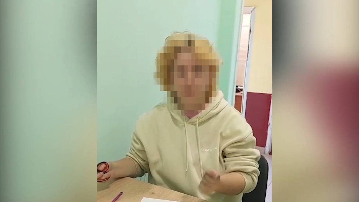 Кримчанка знищила паспорт РФ на кордоні / скриншот з відео Кримчанка знищила паспорт РФ на кордоні / скриншот з відео